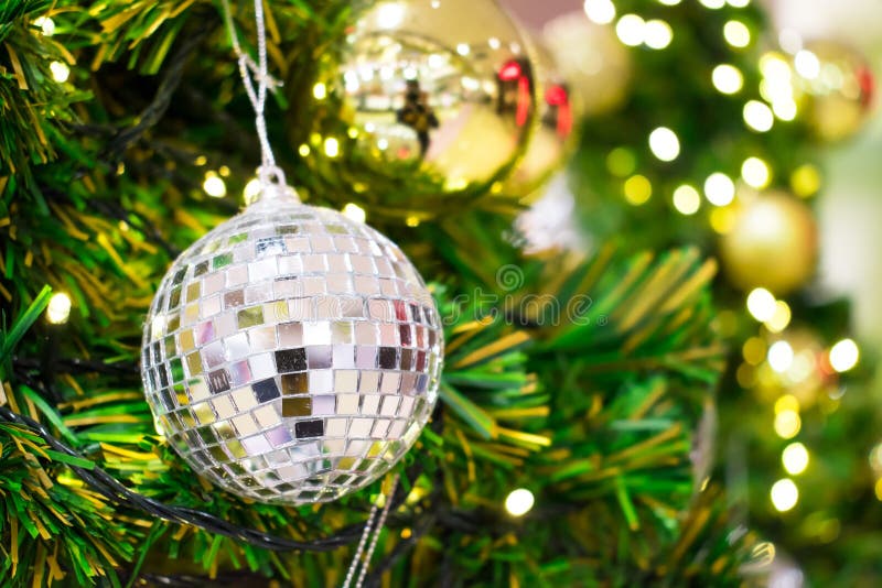 z bliska Prezenta zrozumienie na chrismas drzewnych w wakacje zamazuj?cy t?o zdjęcia royalty free z bliska Prezenta zrozumienie na chrismas drzewnych w wakacje zamazuj?cy t?o zdjęcia royalty free