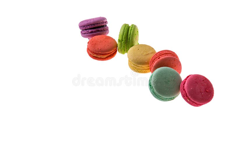 z bliska Smakowici francuscy macarons odizolowywający na białym tle Set ciastka lokalizuje diagonally od lewej do prawej obraz stock z bliska Smakowici francuscy macarons odizolowywający na białym tle Set ciastka lokalizuje diagonally od lewej do prawej obraz stock