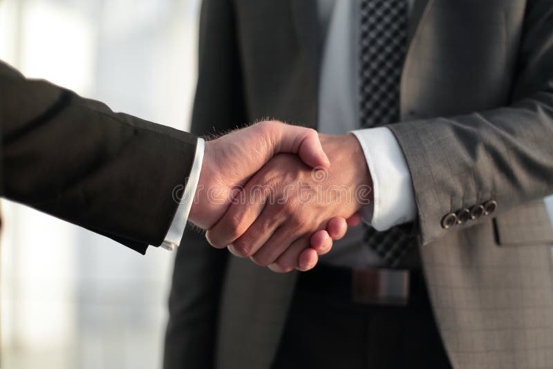 z bliska Uścisków dłoni partnery biznesowi zdjęcie stock z bliska Uścisków dłoni partnery biznesowi zdjęcie stock