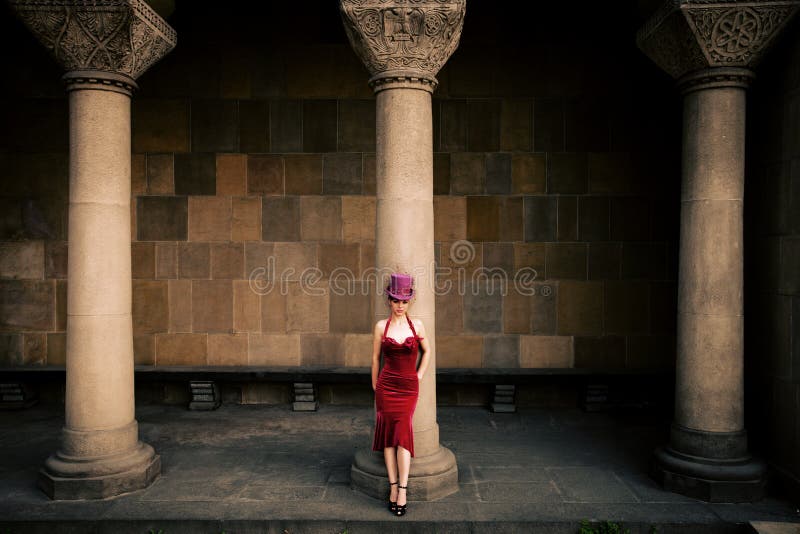 Z butlą elegancka kobieta zdjęcie stock Z butlą elegancka kobieta zdjęcie stock