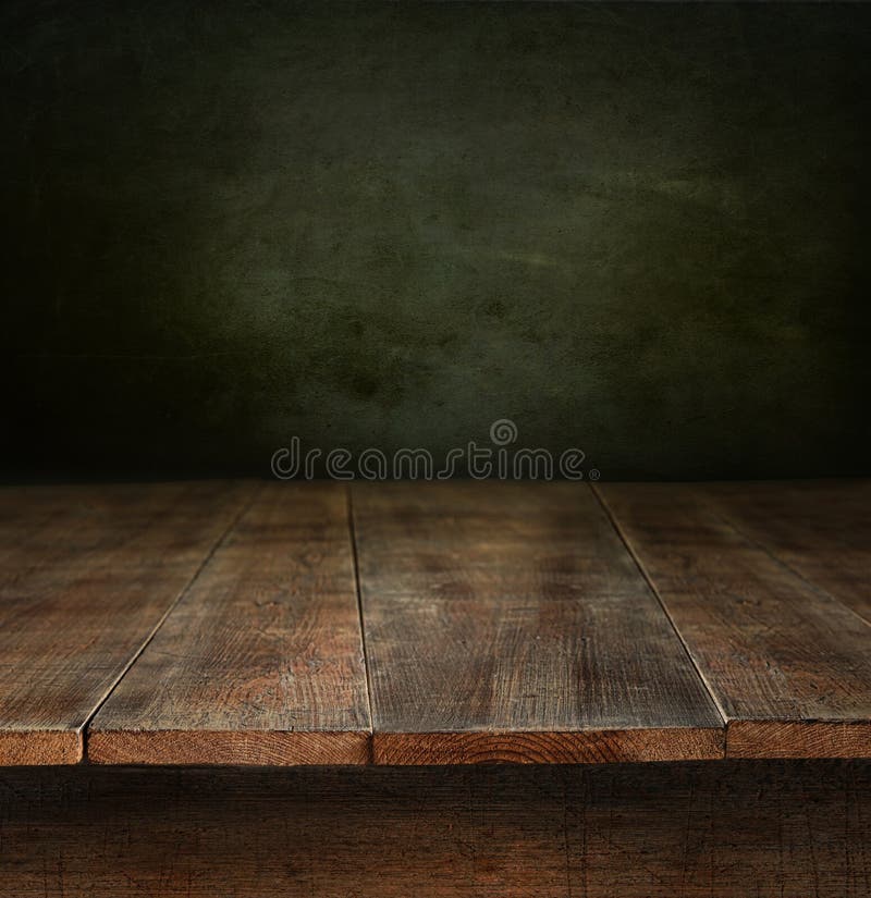 Z ciemnym tłem stary drewniany stół
