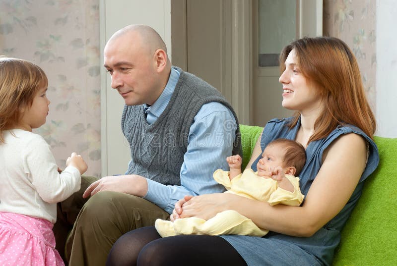 Z dwa szczęśliwa para ich dzieci zdjęcia stock Z dwa szczęśliwa para ich dzieci zdjęcia stock