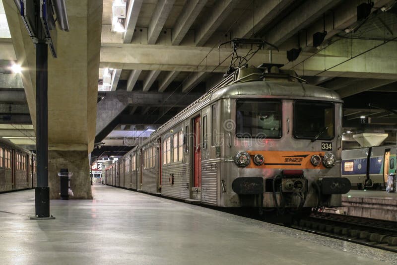 Z5300 Klassenemoe van Transilien-de SNCF, gespecialiseerd in omzetten en diensten in de voorsteden, die op een platform van Parij royalty-vrije stock afbeeldingen Z5300 Klassenemoe van Transilien-de SNCF, gespecialiseerd in omzetten en diensten in de voorsteden, die op een platform van Parij royalty-vrije stock afbeeldingen