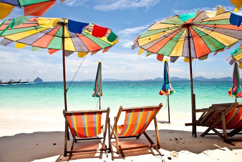 Z niebieskim niebem parasol plaża zdjęcia stock Z niebieskim niebem parasol plaża zdjęcia stock