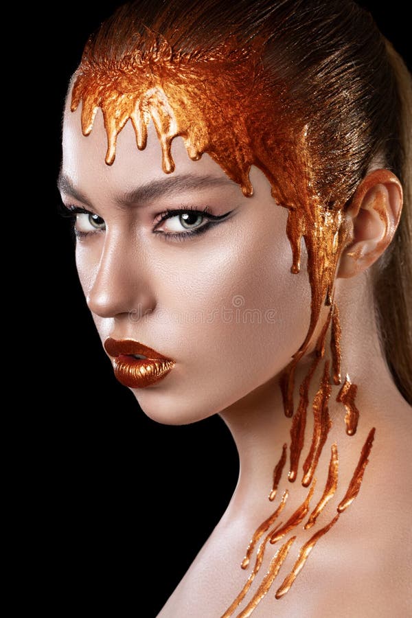 Z?ocisty koloru przep?ywu puszek od warg, twarzy i szyi pi?kna wzorcowa dziewczyna, kreatywnie abstrakcjonistyczny makeup zdjęcie royalty free Z?ocisty koloru przep?ywu puszek od warg, twarzy i szyi pi?kna wzorcowa dziewczyna, kreatywnie abstrakcjonistyczny makeup zdjęcie royalty free