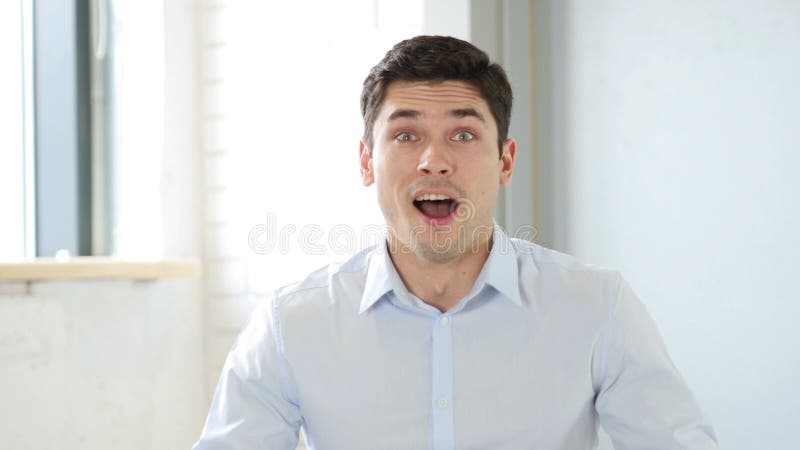 Z podnieceniem biznesmena Szczęśliwy andAstonished pozytywnymi wynikami obrazy stock Z podnieceniem biznesmena Szczęśliwy andAstonished pozytywnymi wynikami obrazy stock