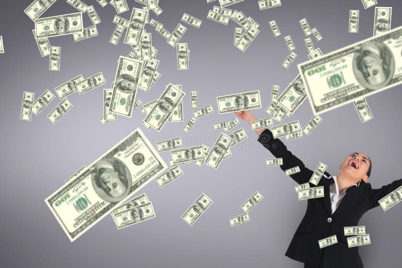 Z podnieceniem biznesowa kobieta patrzeje pieniądze deszcz przeciw purpurowemu tłu obraz stock Z podnieceniem biznesowa kobieta patrzeje pieniądze deszcz przeciw purpurowemu tłu obraz stock