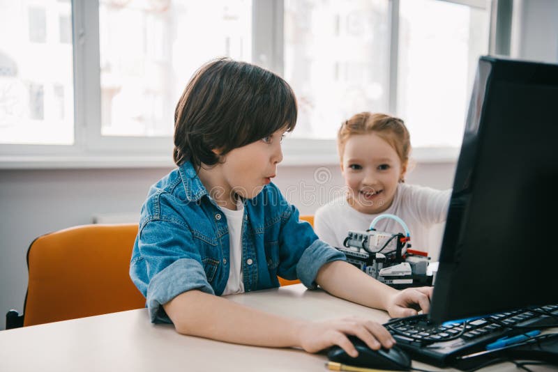 Z podnieceniem dziecka programowania roboty wpólnie, trzon zdjęcia royalty free