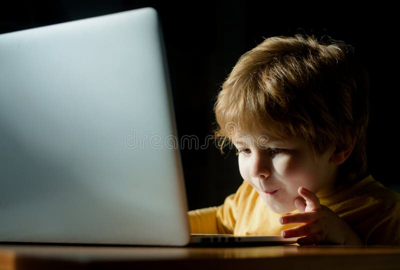 Z podnieceniem dziecko blisko laptopu monitoru interesuj?ce informacje Cyfrowego uczenie edukacja w sieci _ obraz stock Z podnieceniem dziecko blisko laptopu monitoru interesuj?ce informacje Cyfrowego uczenie edukacja w sieci _ obraz stock