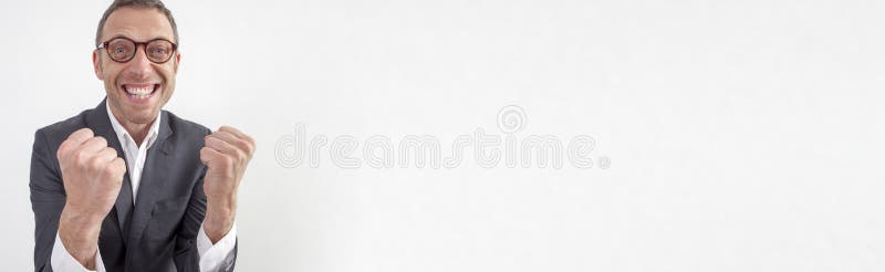 Z podnieceniem kierownik cieszy się korporacyjnego zawiadomienia lub zabawy zwycięstwo, długi sztandar fotografia royalty free Z podnieceniem kierownik cieszy się korporacyjnego zawiadomienia lub zabawy zwycięstwo, długi sztandar fotografia royalty free