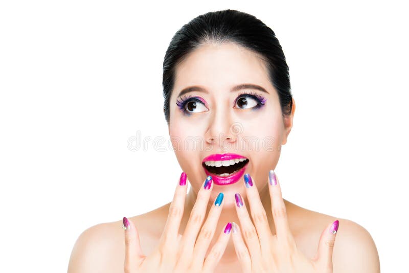 Z podnieceniem kobieta model pokazuje jej gradientowych kolorów gwoździe zdjęcie royalty free Z podnieceniem kobieta model pokazuje jej gradientowych kolorów gwoździe zdjęcie royalty free