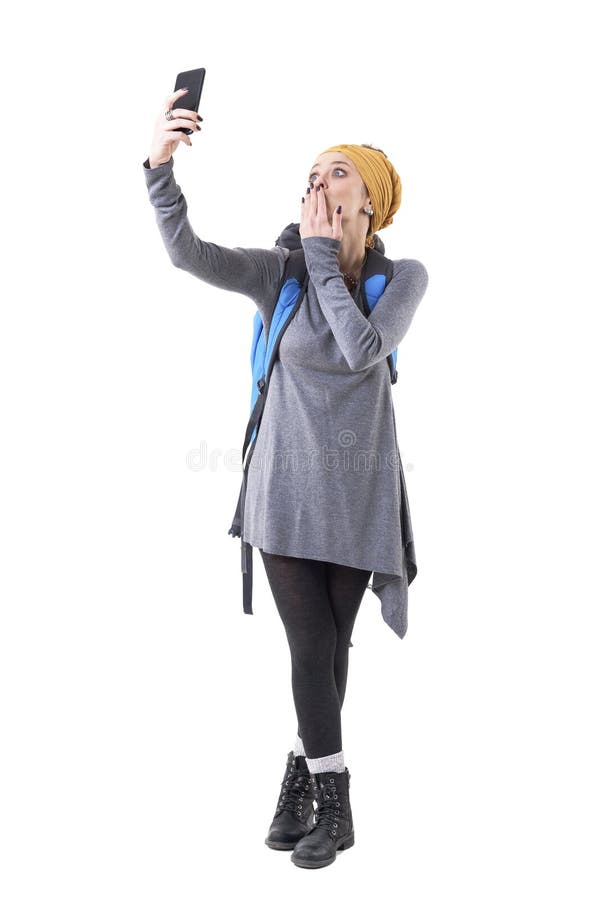 Z podnieceniem lub szokująca turystyczna kobieta przyjeżdżał przy miejsce przeznaczenia bierze selfie i wysyła buziaki obrazy stock Z podnieceniem lub szokująca turystyczna kobieta przyjeżdżał przy miejsce przeznaczenia bierze selfie i wysyła buziaki obrazy stock