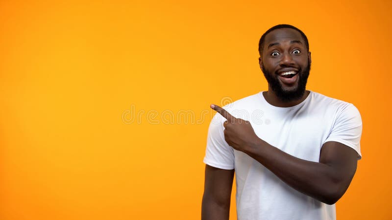 Z podnieceniem murzyn wskazuje palec w t?o, szablon dla teksta, uwaga obraz royalty free Z podnieceniem murzyn wskazuje palec w t?o, szablon dla teksta, uwaga obraz royalty free