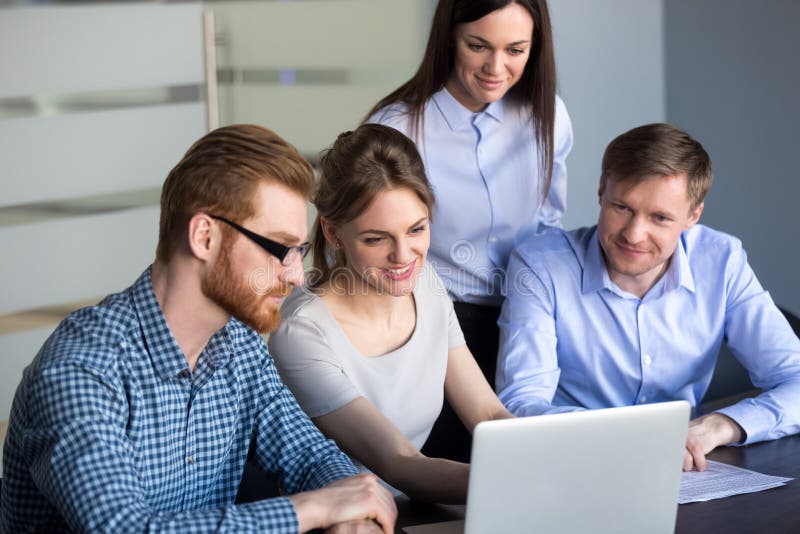 Z podnieceniem pracownicy patrzeje laptop obserwuje narastające statystyki fotografia stock Z podnieceniem pracownicy patrzeje laptop obserwuje narastające statystyki fotografia stock