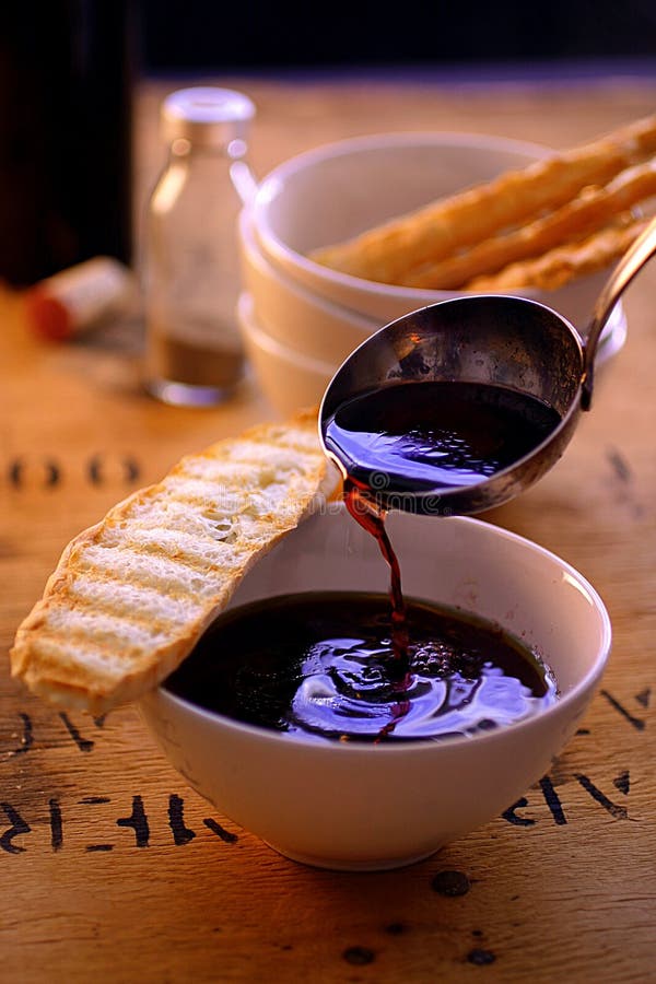 Z wznoszącym toast chlebem wino TARGET534_1_ polewka zdjęcie stock