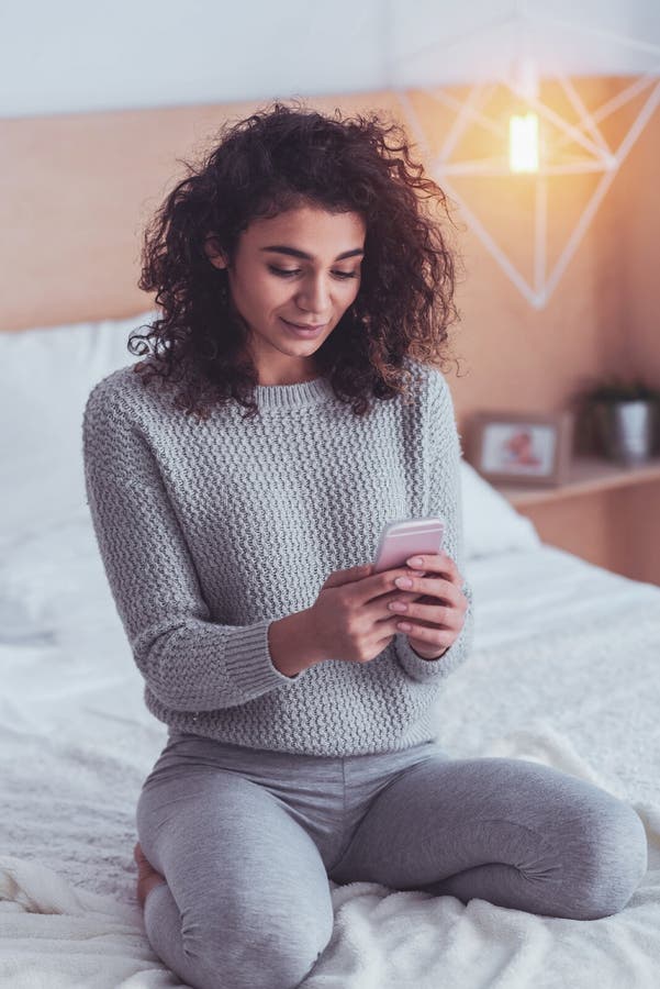 Z włosami młoda kobieta texting jej chłopaka zdjęcia royalty free Z włosami młoda kobieta texting jej chłopaka zdjęcia royalty free