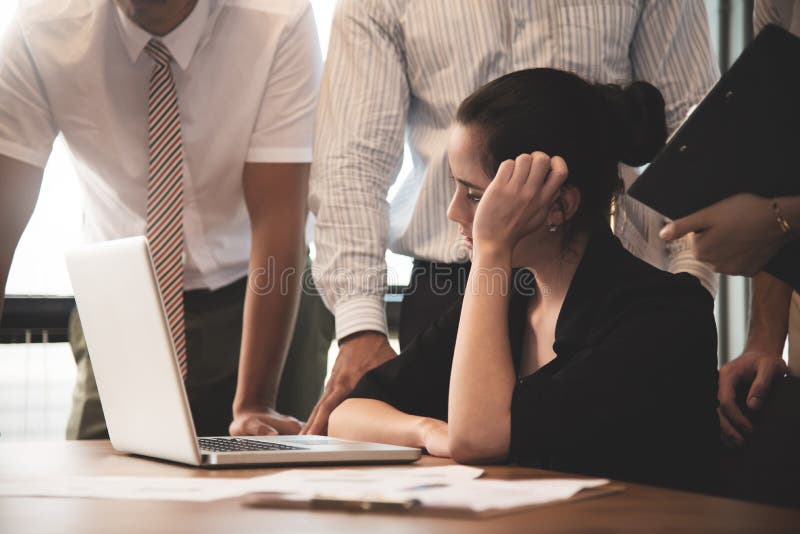 Zaakcentowany Młody bizneswomanu główkowanie, brainstorming i obraz stock Zaakcentowany Młody bizneswomanu główkowanie, brainstorming i obraz stock