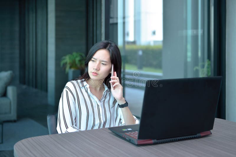 Zaakcentowany Przypadkowy Biznesowy Azjatycki kobiety telefonowanie, główkowanie i wewnątrz dla zdjęcia royalty free Zaakcentowany Przypadkowy Biznesowy Azjatycki kobiety telefonowanie, główkowanie i wewnątrz dla zdjęcia royalty free