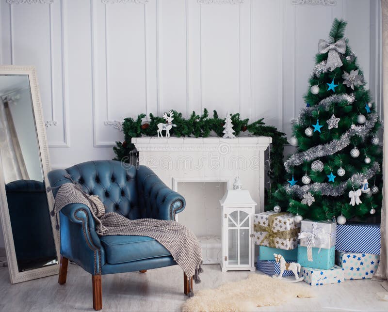 Zaal met een Kerstboom en een open haard stock afbeeldingen Zaal met een Kerstboom en een open haard stock afbeeldingen