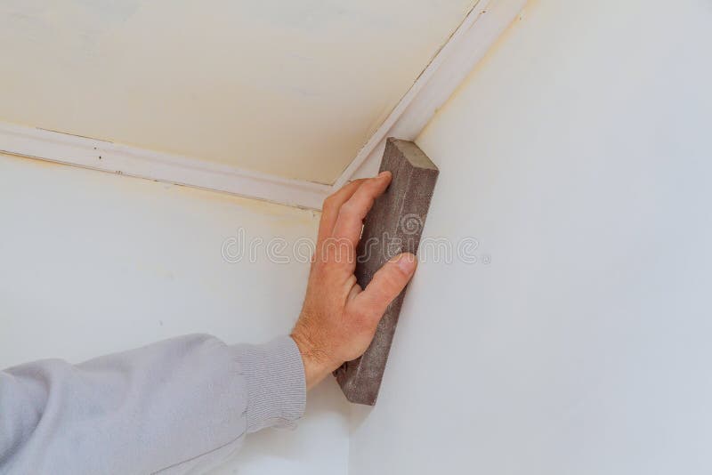 zaal reparatie hand die de muur met een schurende spons schuren stock afbeelding image of vuil mens 90576161