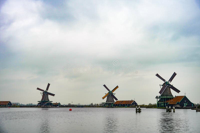 Zaanse schans zaandam netherpaysage célèbre monument zaanse schans avec ses bâtiments historiques et moulins à vent images libres de droits
