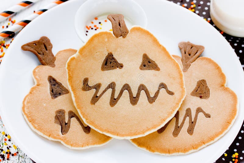 Zabawa dyniowi bliny dla Halloweenowego wakacyjnego przyjęcia Yummy bania fotografia royalty free Zabawa dyniowi bliny dla Halloweenowego wakacyjnego przyjęcia Yummy bania fotografia royalty free
