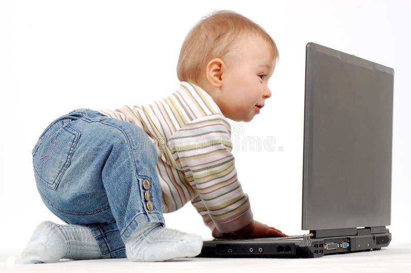 Zabawa dziecko ma laptopa