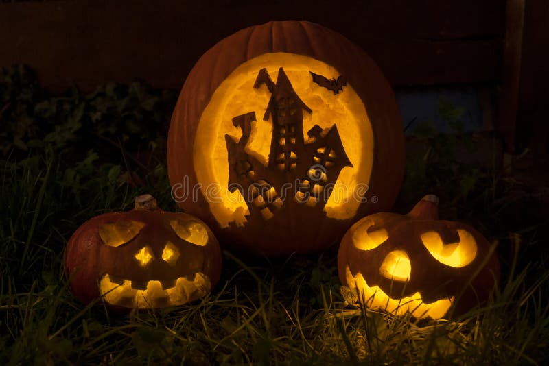 Zabawne dynie halloweenowe ze strasznym domem i twarzami obraz stock Zabawne dynie halloweenowe ze strasznym domem i twarzami obraz stock