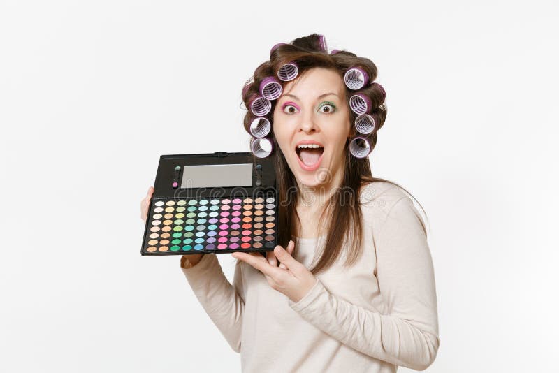 Zabawy młoda kobieta z curlers na włosy z palet kolorowymi eyeshadows odizolowywającymi na białym tle Makeup z setem fotografia stock Zabawy młoda kobieta z curlers na włosy z palet kolorowymi eyeshadows odizolowywającymi na białym tle Makeup z setem fotografia stock