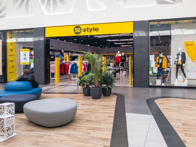 Zabbern. Polen 8 maj 2021. Einkaufszentrum Interieur in Platan Stadtzentrum. Menschen, die in einem modernen Einkaufszentrum einka stockfotos