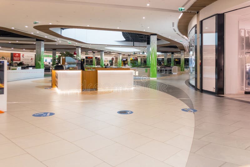 Zabbern. Polen 8 maj 2021. kleine leute hintergrund in platan stadtzentrum zabrze. Interieur von Einzelhandelsgeschäft in weich stockfotografie