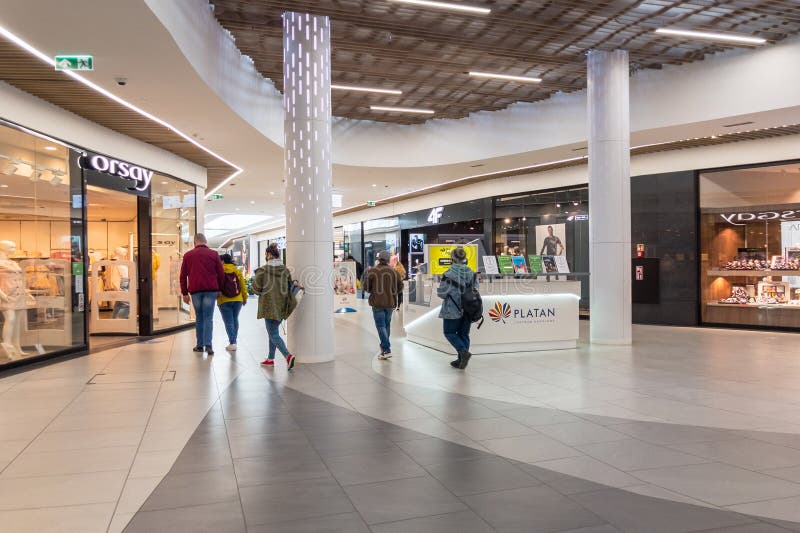 Zabbern. Polen 8 maj 2021. Shopping Platan Stadtzentrum Hintergrund. Menschen, die im modernen Einkaufszentrum einkaufen lizenzfreie stockfotos