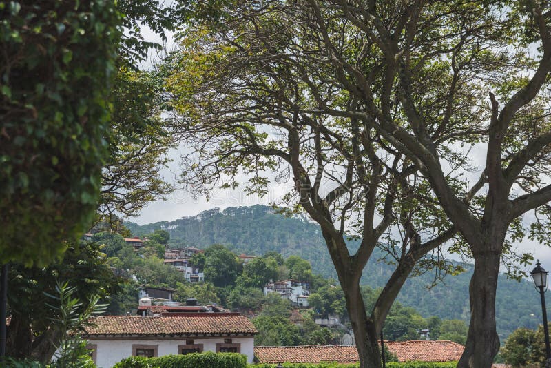 Zabytkowe centrum drzew valle de bravo i klasycznych domów miasta zdjęcie royalty free