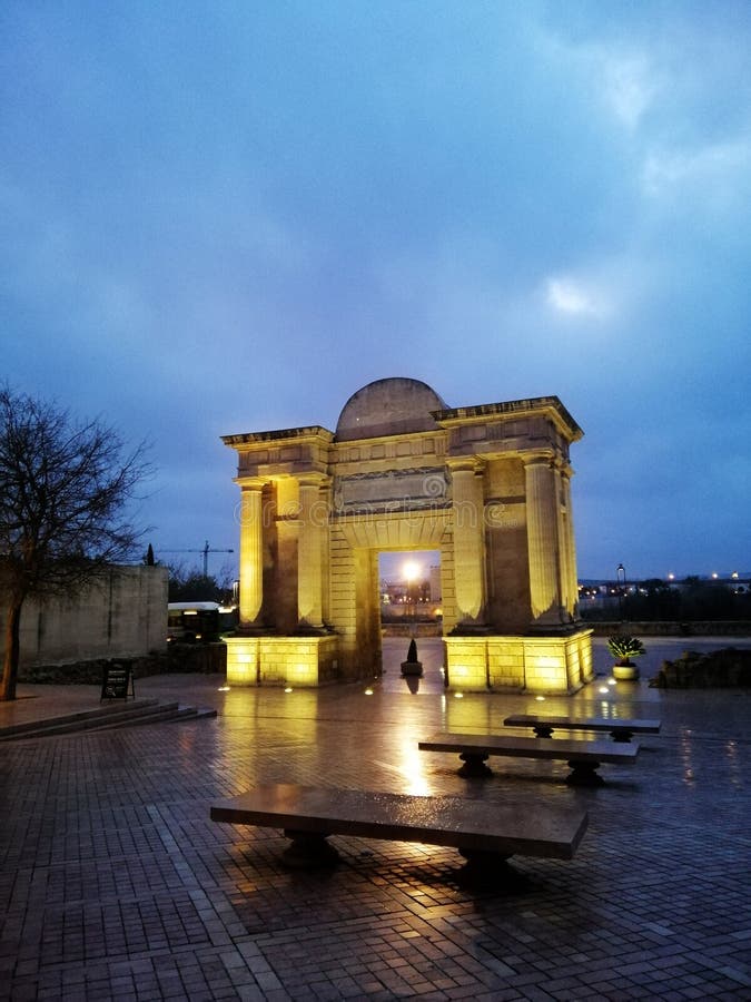 Zabytkowe roman arch bridge gate w cordoba hiszpania wieczorem obrazy stock