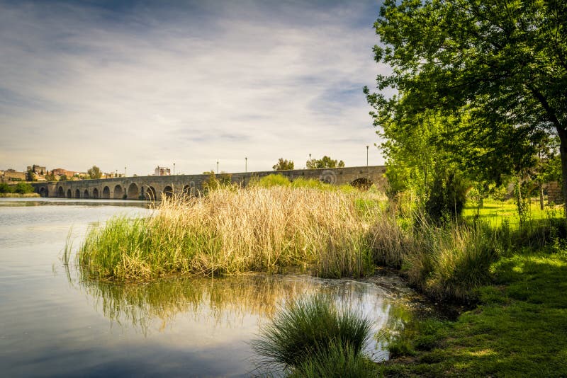 Zabytkowy roman bridge puente romano nad rzeką guadiana w merida hiszpania obrazy royalty free