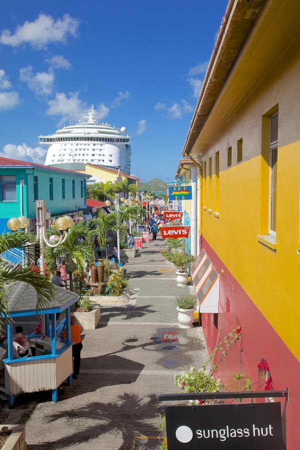 Zachodni Indies, Karaiby, Antigua, St Johns, dziedzictwo Quay & statek wycieczkowy w porcie, zdjęcia royalty free Zachodni Indies, Karaiby, Antigua, St Johns, dziedzictwo Quay & statek wycieczkowy w porcie, zdjęcia royalty free