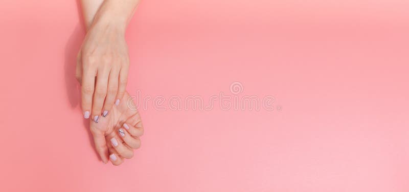 Zachte naakte manicure Vrouwelijke handen op een pastelkleur roze achtergrond met ruimte voor tekst stock foto Zachte naakte manicure Vrouwelijke handen op een pastelkleur roze achtergrond met ruimte voor tekst stock foto