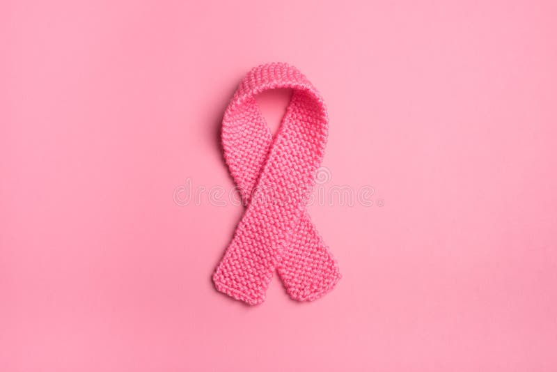 Zacken Sie Brustkrebs-Band-Symbol der gestrickten Frauen auf Hintergrund mit Extraraum oder Raum für Kopie, Saatbestellung, Wörte lizenzfreies stockbild Zacken Sie Brustkrebs-Band-Symbol der gestrickten Frauen auf Hintergrund mit Extraraum oder Raum für Kopie, Saatbestellung, Wörte lizenzfreies stockbild