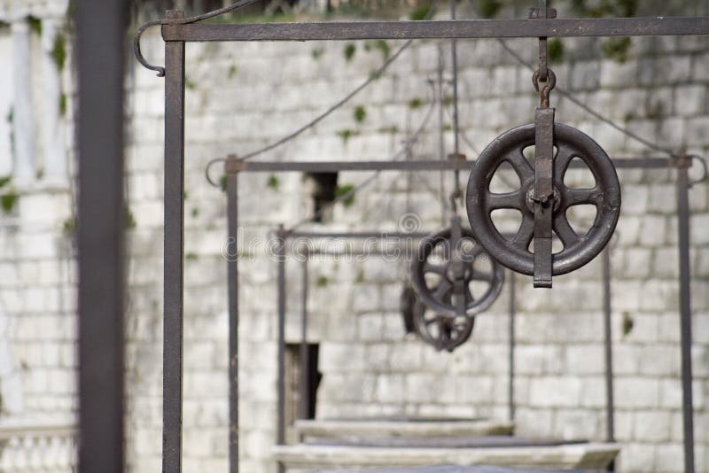 La geometria di cinque vecchi pozzi in Zadar, Croazia.