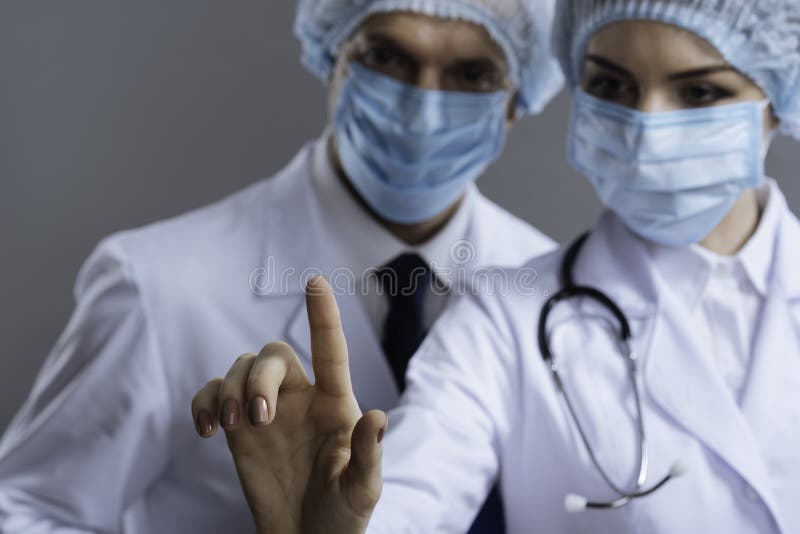 Zadowoleni koledzy używa medycznego szkło fotografia stock Zadowoleni koledzy używa medycznego szkło fotografia stock
