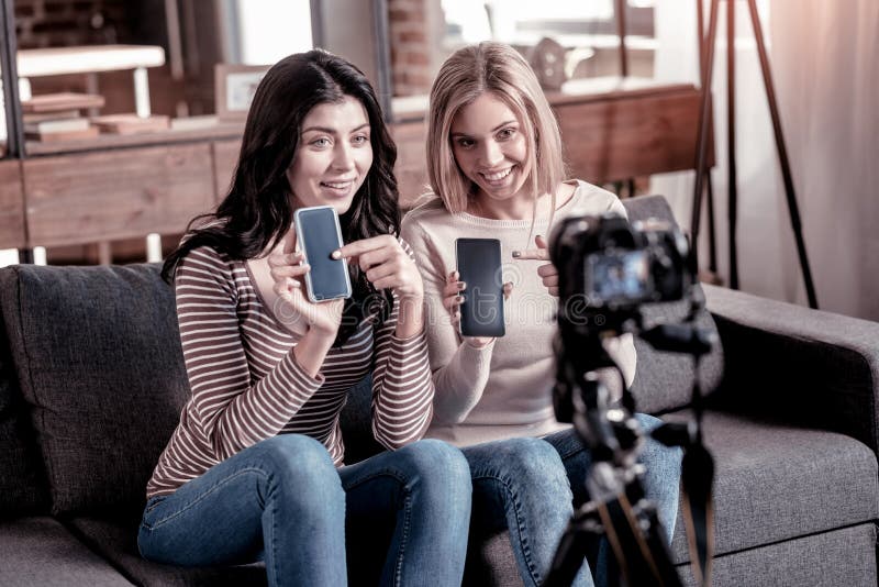 Zadowoleni vloggers mówi o nowych telefonach zdjęcia royalty free Zadowoleni vloggers mówi o nowych telefonach zdjęcia royalty free