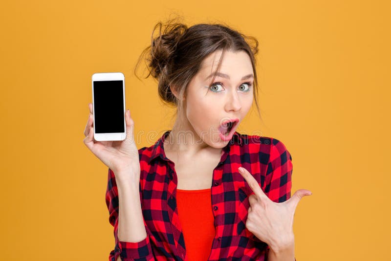 Zadziwiająca kobieta pokazuje pustego smartphone ekran obrazy stock Zadziwiająca kobieta pokazuje pustego smartphone ekran obrazy stock