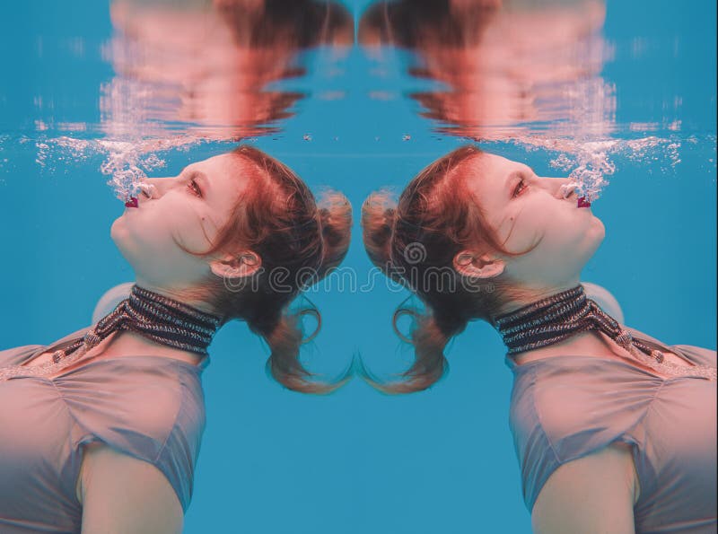 Zadziwiającej pięknej sztuki surrealistyczny portret młoda gniewna kobieta w popielatej sukni i z paciorkami szaliku podwodnych zdjęcie stock Zadziwiającej pięknej sztuki surrealistyczny portret młoda gniewna kobieta w popielatej sukni i z paciorkami szaliku podwodnych zdjęcie stock