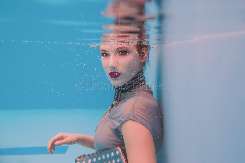 Zadziwiającej pięknej sztuki surrealistyczny portret młoda kobieta w popielatej sukni i z paciorkami szaliku podwodnych obrazy royalty free Zadziwiającej pięknej sztuki surrealistyczny portret młoda kobieta w popielatej sukni i z paciorkami szaliku podwodnych obrazy royalty free