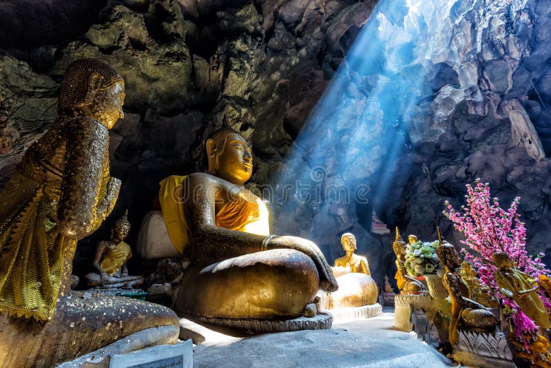 Zadziwiający buddyzm z promieniem światło w jamie