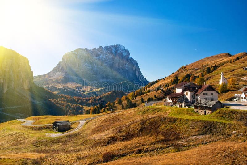 Zadziwiający jesień widok na Sassolungo górze i Gardena Przechodzimy Dolomitów Alps, Południowy Tyrol, Włochy obraz stock Zadziwiający jesień widok na Sassolungo górze i Gardena Przechodzimy Dolomitów Alps, Południowy Tyrol, Włochy obraz stock