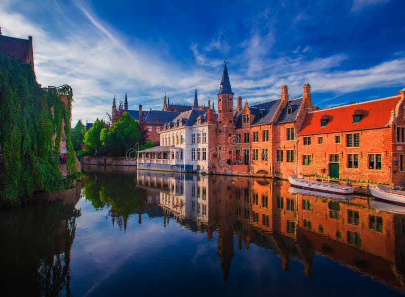 Zadziwiający pejzaż miejski Brugge na letnim dniu