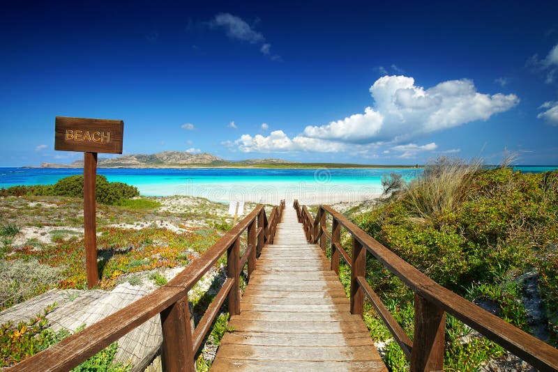 Zadziwiający plażowy los angeles Pelosa Stintino, Sardinia wyspa, pogodna wiosna fotografia stock Zadziwiający plażowy los angeles Pelosa Stintino, Sardinia wyspa, pogodna wiosna fotografia stock