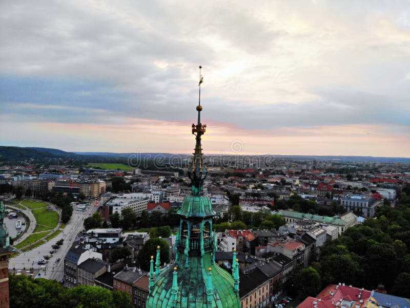 Zadziwiający Wawel kasztel który umieszcza w starej części Krakow, Kultura kapitał Polska Fotografia tworzył trutniem, od zadziwi fotografia royalty free Zadziwiający Wawel kasztel który umieszcza w starej części Krakow, Kultura kapitał Polska Fotografia tworzył trutniem, od zadziwi fotografia royalty free