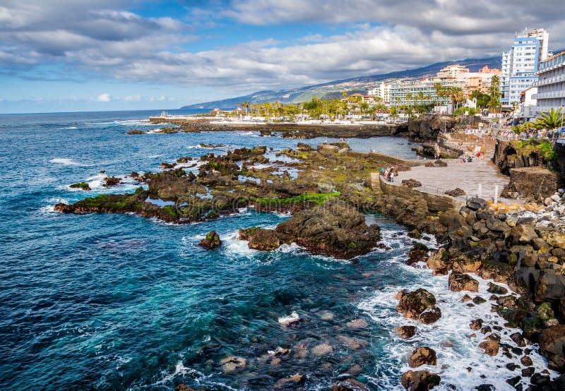Zadziwiający widok linia brzegowa i nadbrzeże w Puerto De La Cruz miasteczku, Tenerife, wyspy kanaryjskie, Hiszpania Artystyczny zdjęcie royalty free Zadziwiający widok linia brzegowa i nadbrzeże w Puerto De La Cruz miasteczku, Tenerife, wyspy kanaryjskie, Hiszpania Artystyczny zdjęcie royalty free